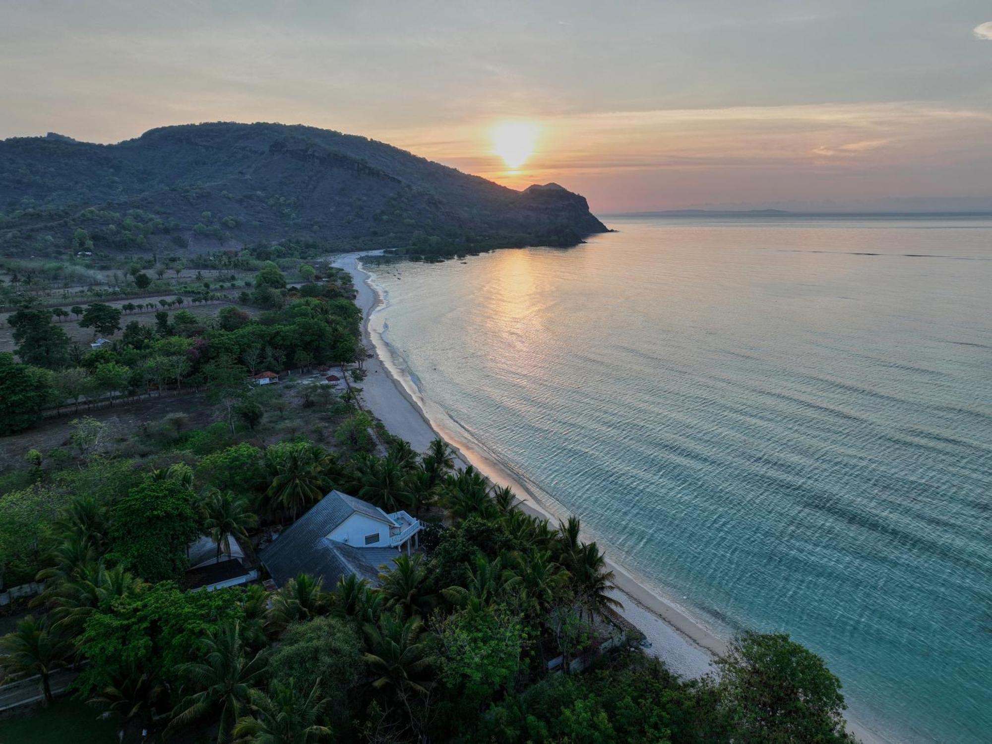 Myamo Beach Lodge Jereweh Exterior photo